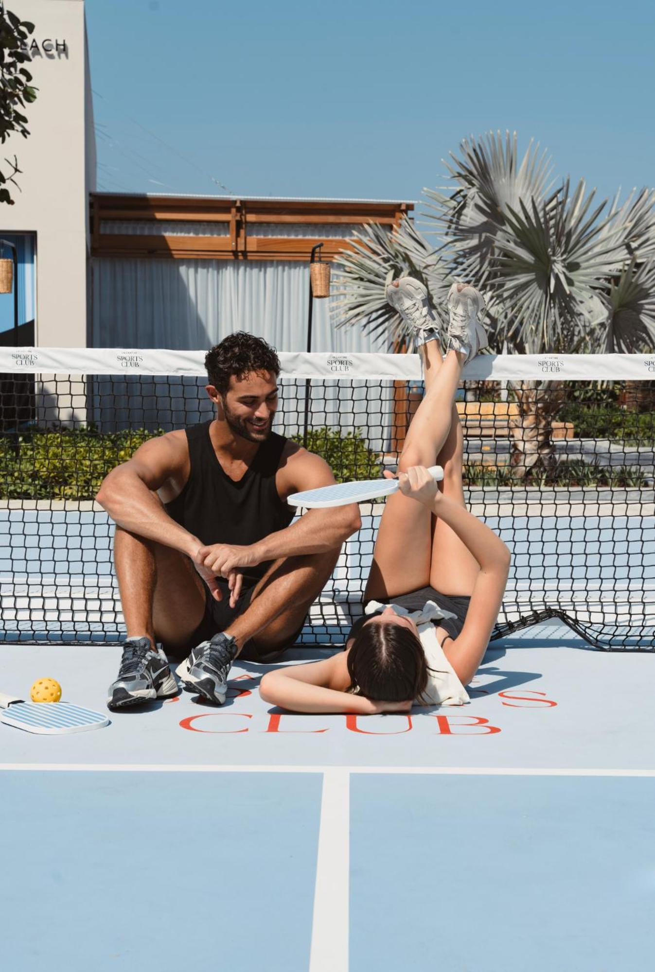 Hotel Delano Dubai At Bluewaters Exterior foto A player stretching